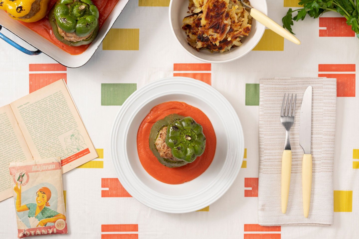 Majorannával fűszerezett darálthússal töltött kaliforniai paprika paradicsomszósszal.