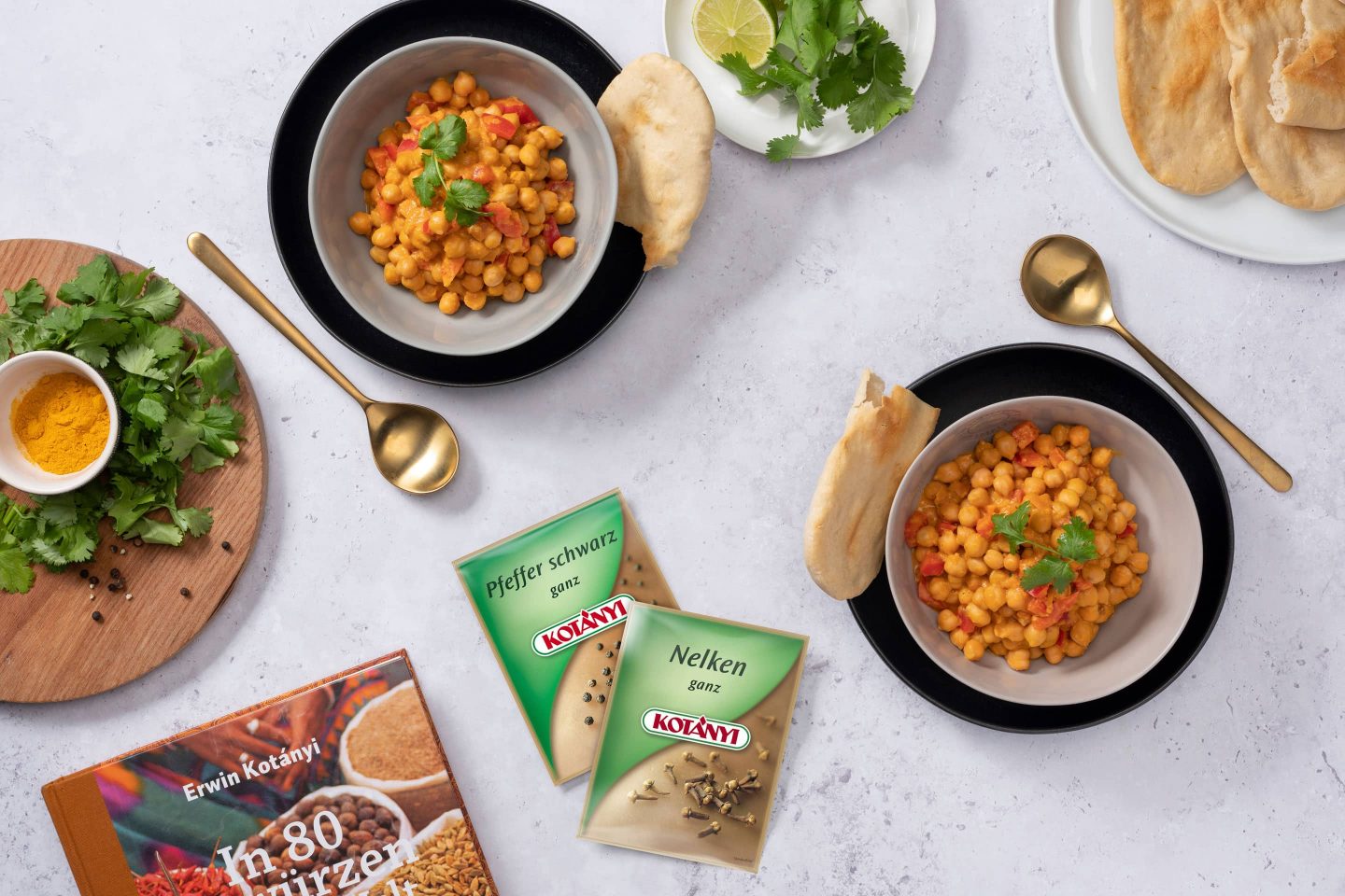 Csicseriborsós curry naan kenyérrel, feketeborsot és egész szegfűszeget tartalmazó tasakok mellett.