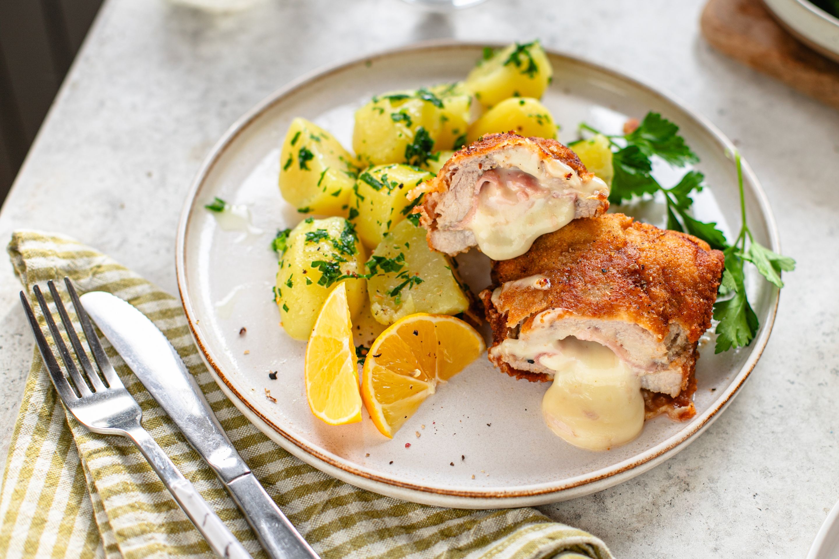 Rántott borjúszelet sajttal és sonkával